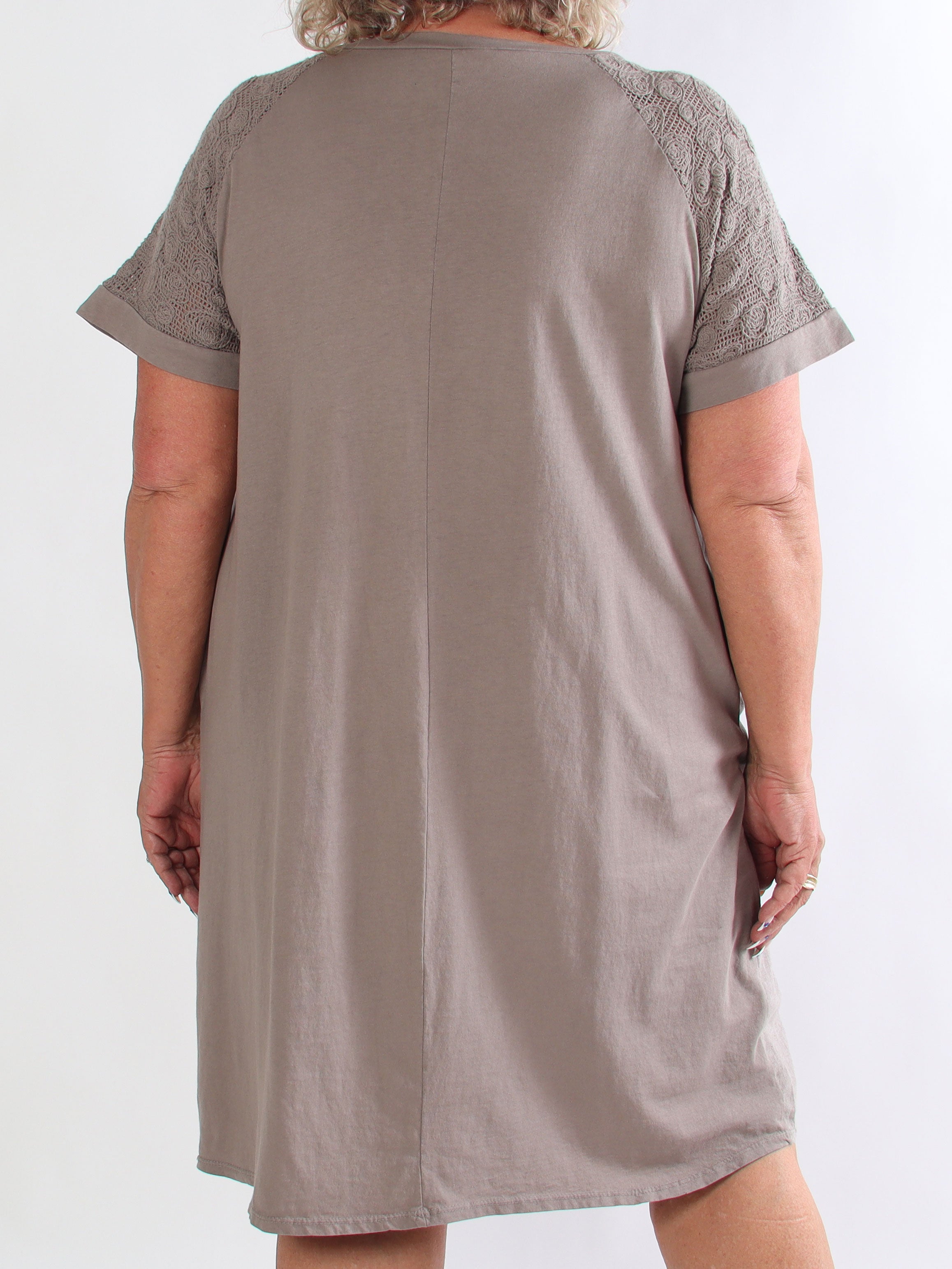 Taima - Plus size kjole i bomuldsblanding med broderet ærmer og lommer